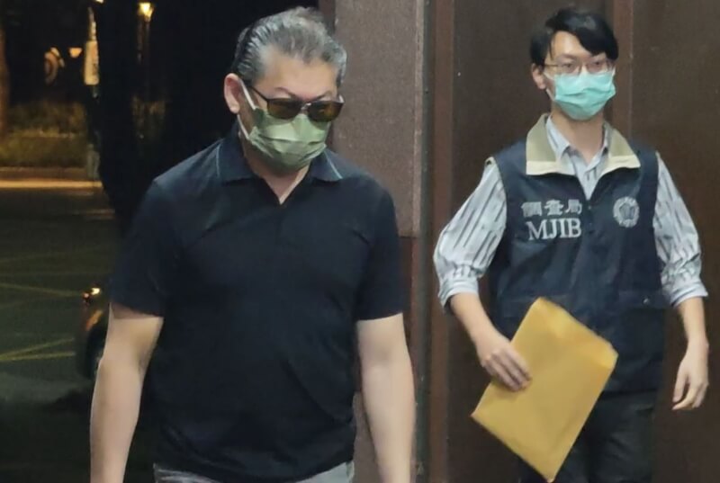 宏泰人壽於民國108年間標售淡水土地時涉違證交法，檢調14日約談集團掌門人林鴻南（左）等人到案，北檢檢察官訊後諭令林鴻南以新台幣1000萬元交保並限制出境、出海、限制住居。中央社記者林長順攝　115年4月15日