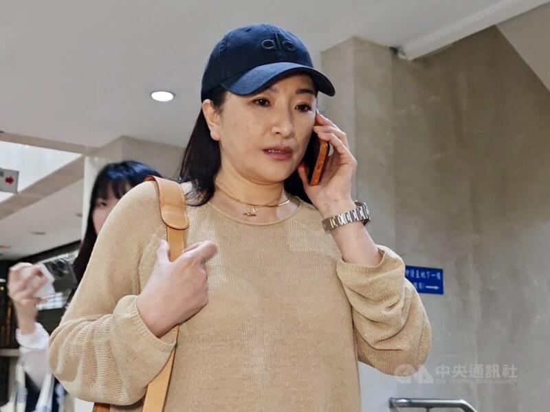 檢調接獲告發，指宏泰人壽於民國108年間標售淡水土地時，涉嫌違反證券交易法。北檢14日指揮搜索，約談集團掌門人林鴻南及王姓妻子等人。檢察官晚間諭令王女（圖）以新台幣30萬元交保。中央社記者林長順攝　115年4月14日