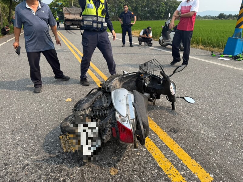 花蓮縣鳳林鎮榮開路與兆豐路口15日下午發生死亡車禍，一輛雙載機車與曳引車發生碰撞，機車騎士與乘客2人傷重不治，曳引車駕駛則無傷。（民眾提供）中央社記者李先鳳傳真　115年4月15日