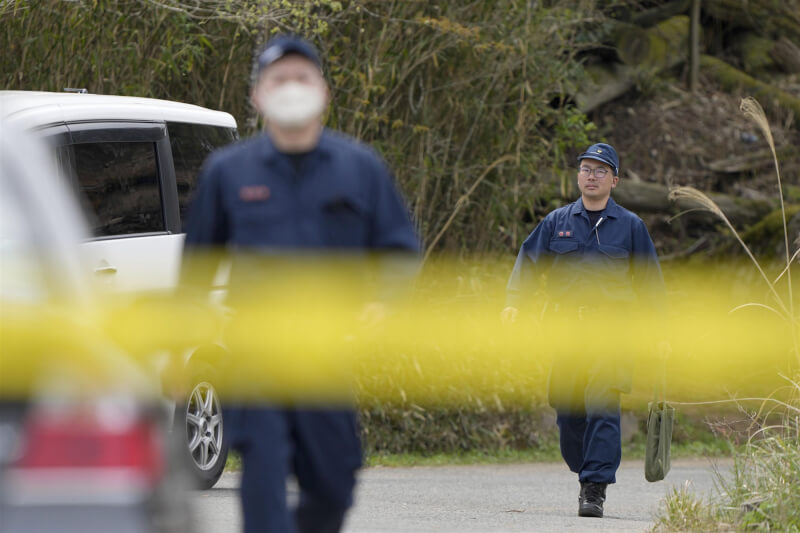 日本京都警察14日在遺體發現現場附近進行調查。（共同社）