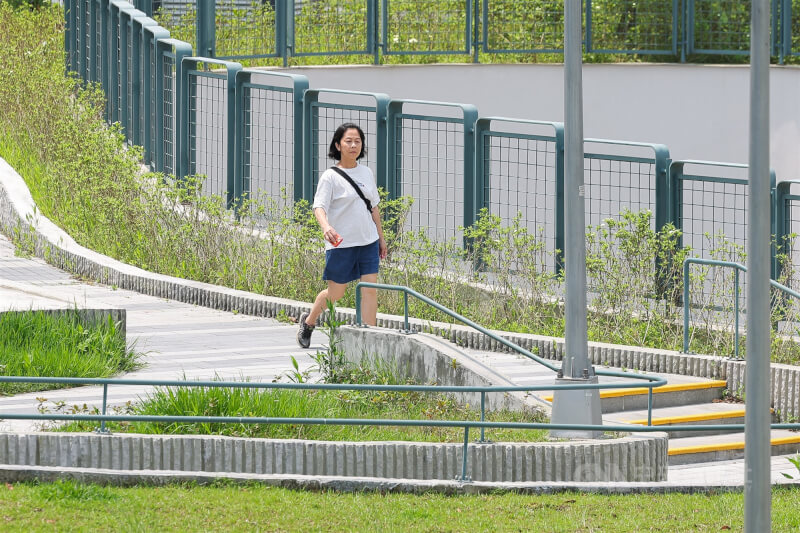 圖為台北市內湖區民眾穿著短袖短褲外出散步。（中央社檔案照片）