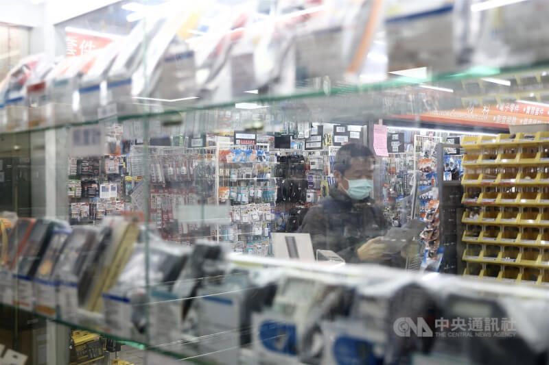 圖為台北市中正區光華商場民眾於電子零組件店購物。（中央社檔案照片）