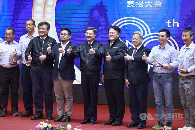 台電公司15日舉行「台灣電力工會115年五一勞動節模範勞工表揚大會」，行政院長卓榮泰（右5）、經濟部長龔明鑫（右3）、勞動部長洪申翰（左4）、台電董事長曾文生（左3）、台電工會理事長吳有彬（右4）等人出席，共同表彰獲獎人員的努力奉獻。中央社記者鄭清元攝　115年4月15日
