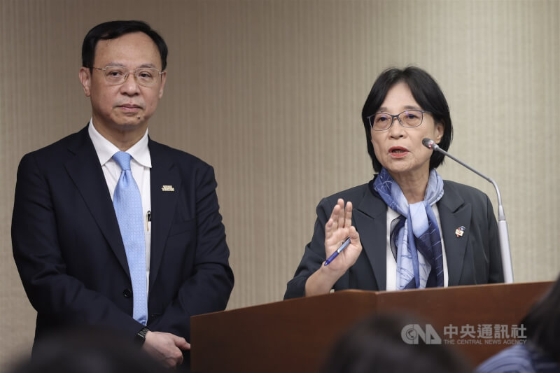 原訂7月將上路的動物用藥新制配套不足引發爭議，農業部防檢署長杜麗華（右）15日在立法院社會福利及衛生環境委員會答詢時透露，寵物用藥新制正在註銷程序中，順利的話「這一兩天就會公告」，將另訂新辦法。左為衛福部長石崇良。中央社記者吳家昇攝　115年4月15日
