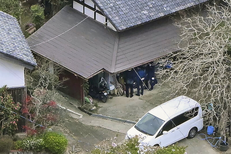 日本京都府警方15日上午搜索男童住家。（共同社）