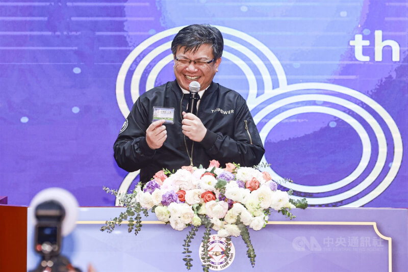 「台灣電力工會115年五一勞動節模範勞工表揚大會」15日登場，台電董事長曾文生（圖）致詞時向眾人秀出他的工會會員證，表達對工會的支持與投入。中央社記者鄭清元攝　115年4月15日