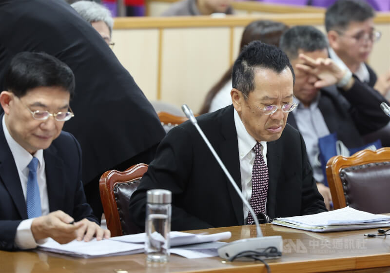 立法院長韓國瑜15日下午召集朝野黨團協商115年度中央政府總預算案及軍購特別條例草案，國防部長顧立雄（前右）等部會首長列席，會前閱讀相關資料。中央社記者趙世勳攝　115年4月15日