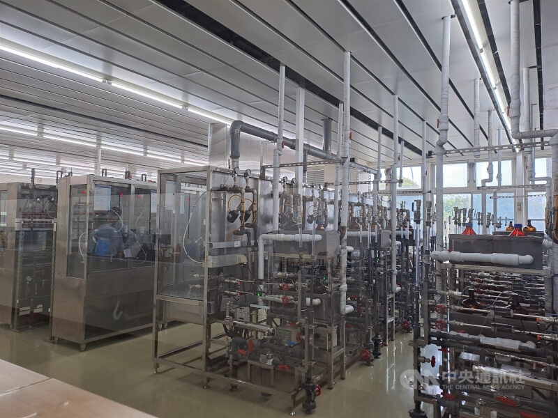 濾水器廠溢泰實業15日舉行媒體參訪屏東廠行程。圖為實驗室。中央社記者潘智義攝　115年4月15日