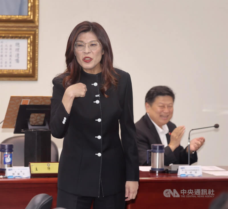 國民黨主席鄭麗文（前）15日下午在國民黨中央黨部主持中常會，特別穿著中山裝出席。中央社記者王飛華攝　115年4月15日
