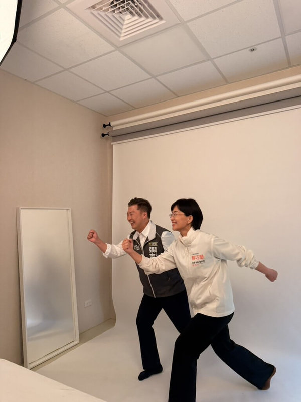民進黨新北市長參選人蘇巧慧(右)15日與中和區議員參選人張志豪(左)合體拍攝競選形象照。(張志豪辦公室提供)中央社記者曹亞沿傳真 115年4月15日