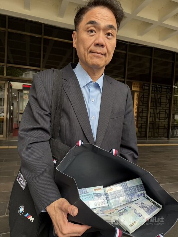 智慧財產及商業法院15日裁定，中華工程公司須將由堡新投資等股東所提出的董事、獨董候選人，列入股東會選舉名單。堡新、大華委任律師林正疆下午隨即前往北院繳交擔保金新台幣330萬元，並聲請強制執行。中央社記者劉世怡攝　115年4月15日