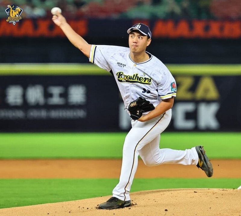 中華職棒中信兄弟隊先發投手鄭浩均（圖）14日登板僅投3.1局就狂失8分（7分責失），過程中與捕手陳統恩發生多次溝通不良情形。（中信兄弟隊提供）中央社記者蘇志畬傳真　115年4月15日