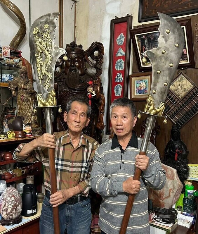 85歲老師傅吳正一（左）歷時2年多，為新北淡水行天武聖宮打造關聖帝君大刀，15日舉行交接儀式。（吳艷梅提供）中央社  115年4月15日