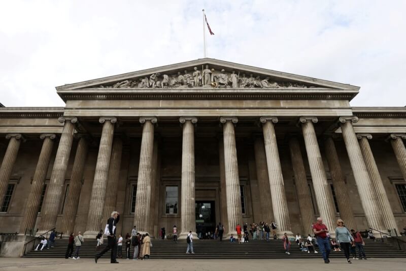 英國大英博物館等藝術機構基於成本考量，經常選擇中國印刷展覽目錄，但也面臨遭北京審查言論風險。圖為大英博物館。（路透社）