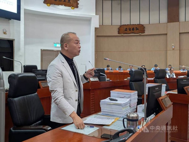 金門縣議會16日進行總質詢議程，無黨籍議員陳泱瑚（前）建議縣府與議會共同赴廈門考察翔安機場啟用後對金門影響。中央社記者吳玟嶸攝　115年4月16日