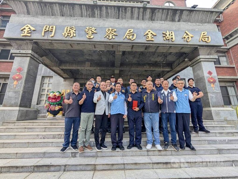 金門縣定古蹟「陳顯墓」日前遭人破壞,警方16日宣布破案。金門縣長陳福海(前左4)、警察局長黃壬聰(前右)等人前往金湖分局勉勵破案人員。中央社記者吳玟嶸攝 115年4月16日