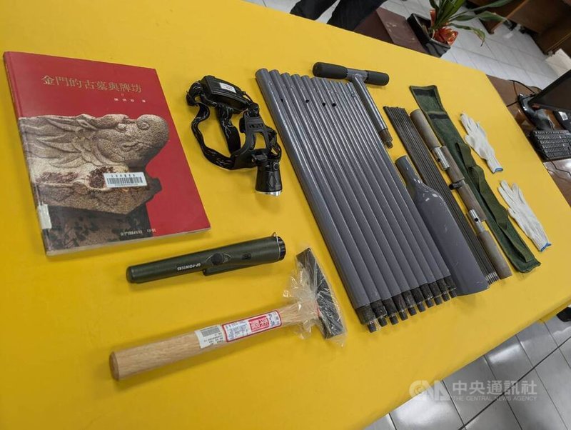 金門縣定古蹟「陳顯墓」日前被發現疑遭破壞，金湖警分局循線鎖定李姓男子涉有重嫌，專案小組15日會同彰化警方拘捕李男到案，在其住處發現探針、洛陽鏟及金門古墓相關研究書籍等物證。中央社記者吳玟嶸攝　115年4月16日