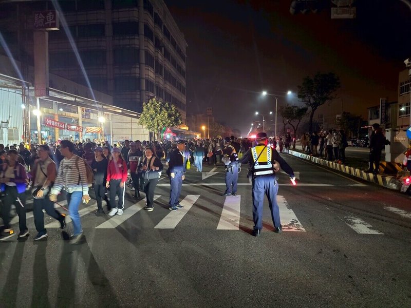 台中大甲鎮瀾宮媽祖17日晚間起駕，警方規劃交通管制，視人車狀況進行調撥車道，並加強違規取締。圖為去年遶境人潮狀況。（警方提供）中央社記者趙麗妍傳真 115年4月16日