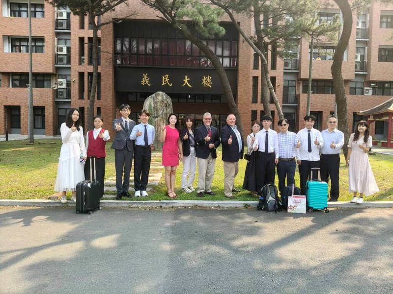 推動國際教育交流，新竹縣義民高中與美國緬因中央中學簽署雙聯學制，學生每週接受5小時全英文課程並赴美參加1個月科學營，115年有2名學生畢業並取得2校證書。（義民高中提供）中央社記者郭宣彣傳真　115年4月16日