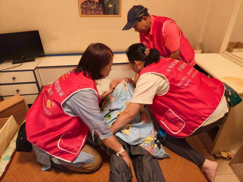 新北市永和區民權社區發展協會16日表示，以「共生社區世代共融與長者賦權模式」，獲2026亞太養老創新獎「社區照顧類」獎項。圖為協會成員關懷社區內的孤老長者。（民權社區發展協會提供）中央社記者黃旭昇傳真   115年4月16日