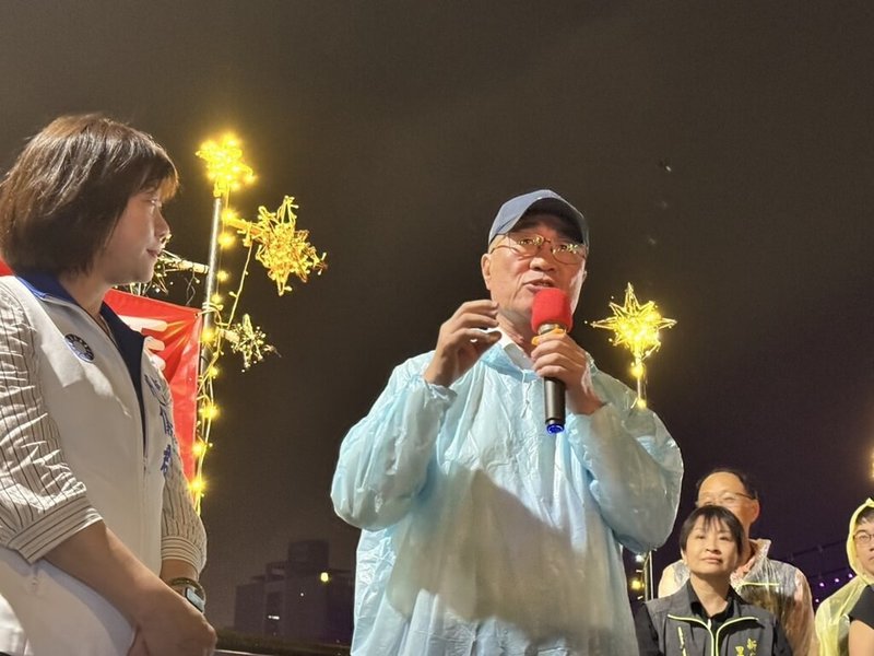 中國國民黨新北市長參選人李四川（右）15日晚間出席新店區「和美山螢火蟲季碧潭熄燈儀式」表示，他將持續推動參與式預算，在公共建設落實民眾的聲音。（李四川辦公室提供）中央社記者黃旭昇傳真  115年4月16日