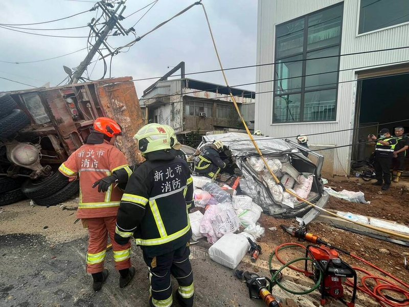 新北市鶯歌區八德路16日下午有砂石車不明原因翻覆,造成共8輛車輛事故,市府消防局已啟動大量傷患機制。(民眾提供)中央社記者黃旭昇傳真 115年4月16日
