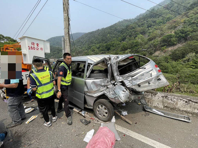一輛大貨車16日上午行經南投縣仁愛鄉台14線67.2公里處時，不慎追撞前方停放的自小客車，自小客車再追撞前方自小貨車，造成4人受傷送醫，詳細事故原因仍待釐清。（民眾提供）中央社記者鄭維真傳真　115年4月16日