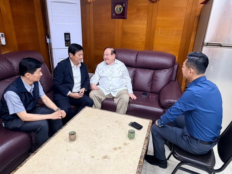 中國國民黨副主席李乾龍（左3）座車疑遭裝追蹤器，新北市警局副局長林武宏（左2）16日前往關心與了解過程，李乾龍稱，裝置已經丟棄，也婉拒報案、婉拒人身住家安全檢測。（警方提供）中央社記者黃旭昇傳真 115年4月16日