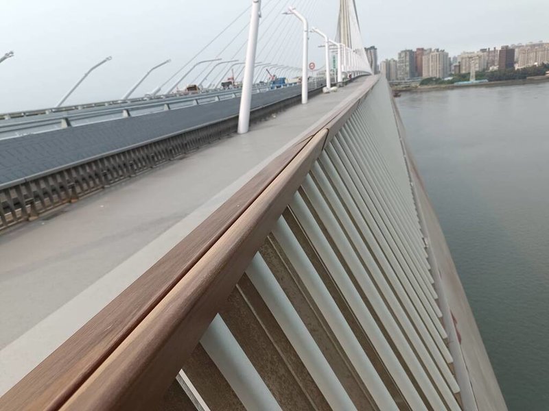 淡江大橋將通車，針對東北季風引發低頻風切聲問題，公路局16日指出，在人行、自行車道欄杆外側加裝消音膠條的短期改善方案已完成，長期方案預計8月底前完工。（公路局提供）中央社記者黃巧雯傳真　115年4月16日