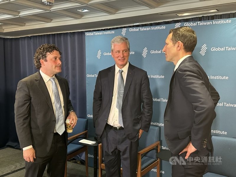 華盛頓郵報專欄作家羅金（左起，Josh Rogin）、前白宮國安顧問歐布萊恩（Robert O’Brien）與前五角大廈印太安全事務助理部長瑞特納（Ely Ratner）出席全球台灣研究中心活動，瑞特納獲邀擔任中心美台工作小組副主席。中央社記者廖漢原華盛頓攝　115年4月16日