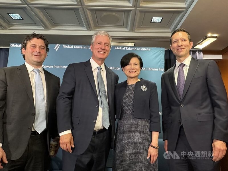 華盛頓郵報專欄作家羅金（左起，Josh Rogin）、前白宮國安顧問歐布萊恩（Robert O’Brien）、全球台灣研究中心共同創辦人暨董事長胡兌昀與前五角大廈印太安全事務助理部長瑞特納（Ely Ratner）出席論壇活動。中央社記者廖漢原華盛頓攝　115年4月16日