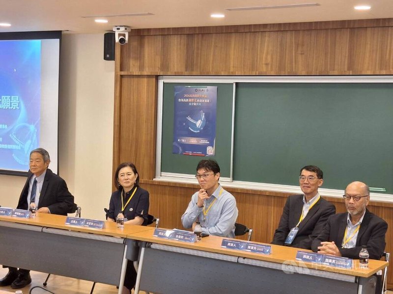 政治大學創新國際學院舉行「台灣高教國際化的創新實踐：機會與挑戰」論壇，教育部次長朱俊彰（中）、亞太堅韌研究基金會董事長林夏如（左2）等人出席。中央社記者許秩維攝　115年4月16日