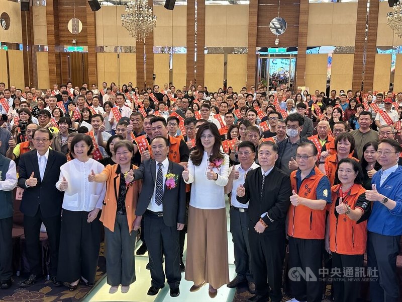 中國國民黨主席鄭麗文（前左5）16日到台中市清水區出席台灣總工會115年模範勞工表揚大會，與現場人員合影。中央社記者趙麗妍攝　115年4月16日