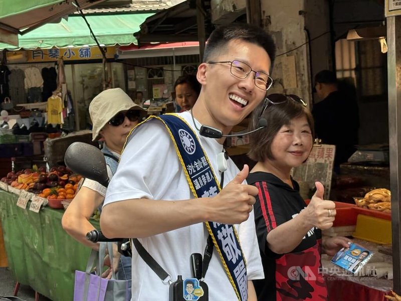 國民黨新北市議員第11選區（汐止、萬里、金山）初選民調16日公布結果，由遭國民黨考紀會停權1年的蕭敬嚴勝出。圖為蕭敬嚴（前）14日在汐止金龍市場拜票。中央社記者曹亞沿攝　115年4月16日