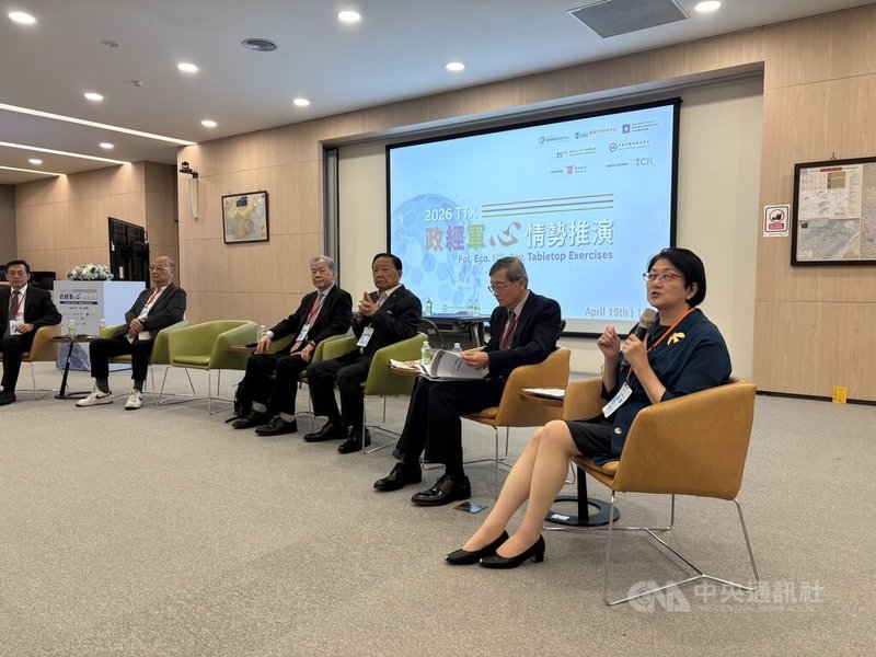 2026 TTX政經軍心情勢推演16日舉行「強權博弈對台灣經濟之挑戰」論壇暨記者會，邀請前立委雷倩（右1）、政治大學金融學系兼任教授李桐豪（右2）等多位專家學者與會。中央社記者吳書緯攝　115年4月16日