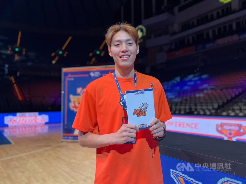 國立體大重返UBA大專籃球聯賽男一級4強，隊長胡晉豪（圖）被教練點名是凝聚團隊的關鍵人物，他16日在賽前記者會表示，扛下隊長後學會承擔，很開心完成生涯首度在小巨蛋打球的里程碑。中央社記者陳容琛攝　115年4月16日