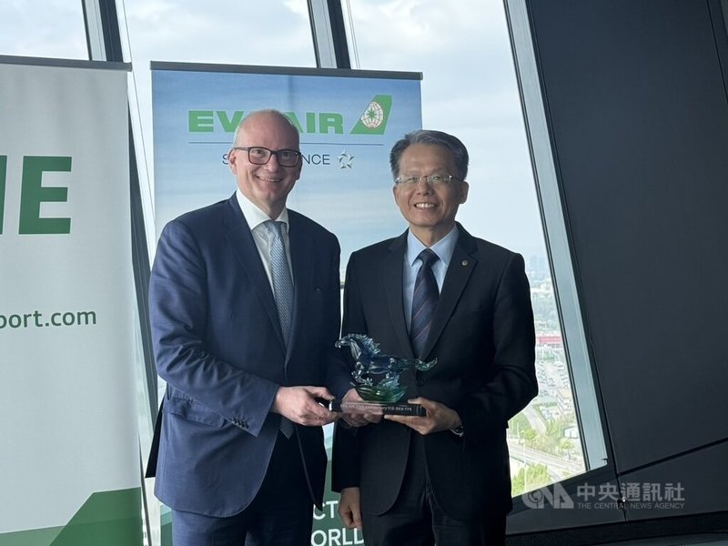 長榮航空維也納航線從1991年11月首航以來，至今邁入35個年頭，長榮航空總經理孫嘉明（右）與維也納機場共同執行長耶格（Julian Jäger）（左）互贈禮物，象徵雙方一路以來的信任與合作。中央社記者余曉涵攝　115年4月16日