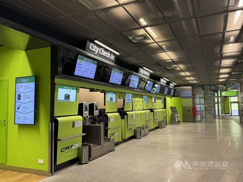 長榮航空開航維也納35週年,自5月18日起,搭乘長榮航空的旅客,只要購買維也納的機場快線車票並先線上報到,就可以在市區預掛行李。中央社記者余曉涵攝 115年4月16日