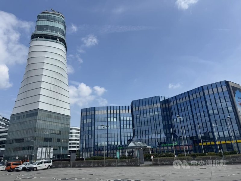 維也納機場塔台高109公尺,是歐洲最高塔台。長榮航空16日受邀登上這座最高塔台,慶祝桃園-維也納航線將滿35週年。中央社記者余曉涵攝115年4月16日