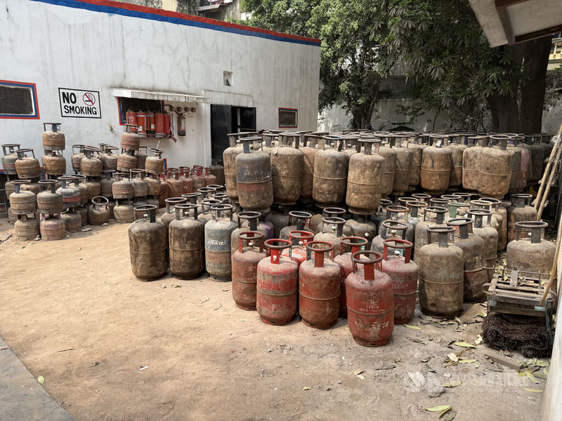 中東戰事導致能源供應短缺，使得全球民生、經濟受到嚴重影響，同樣受到波及的印度，經濟成長受到威脅、財政赤字擴大、盧比跌到新低，有官員表示，這樣的破壞力不亞於疫情帶來的震盪。圖為印度民眾日常所需的桶裝液化石油氣。中央社記者李晉緯新德里攝　115年4月16日
