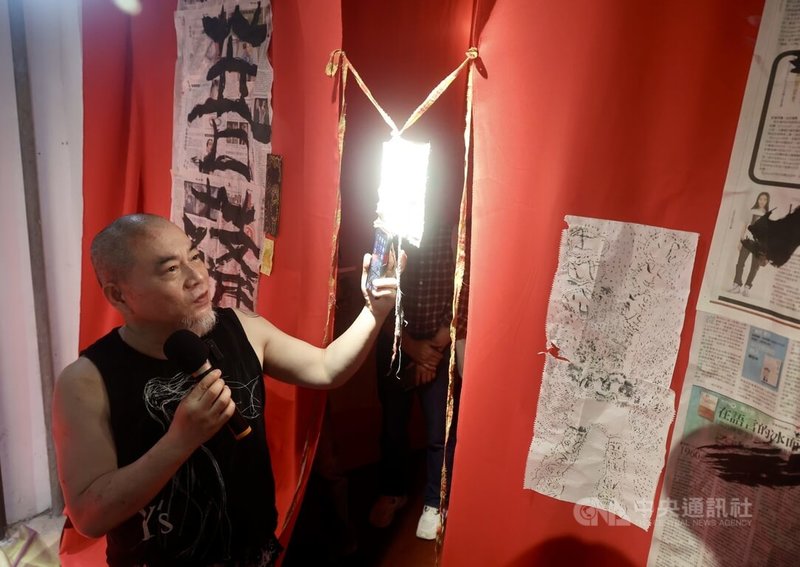 2026台北文學季特展「土步行:你有關土的記憶是?」18日起至5月17日將在剝皮寮歷史街區舉行,參展藝術家顏忠賢(左)16日親自導覽介紹展出作品「怪土地公廟的破土」。中央社記者張皓安攝 115年4月16日