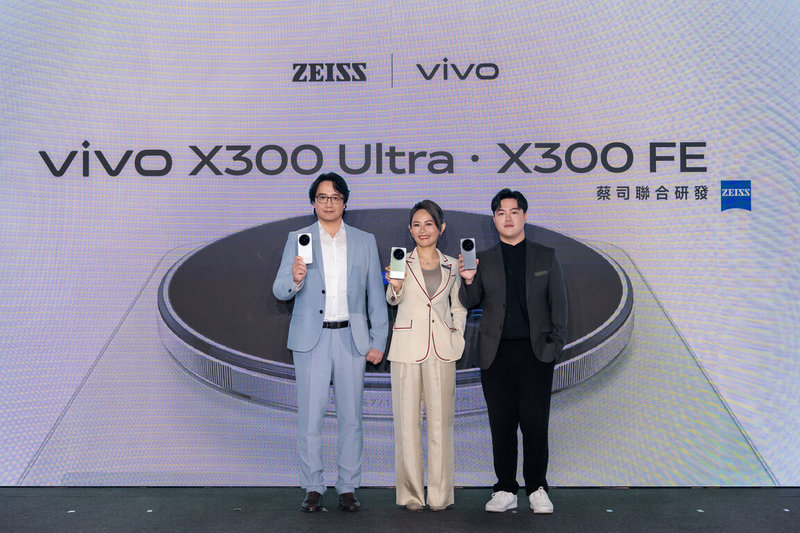 vivo於16日宣布推出兩款新機，分別為X300 Ultra、X300 FE。圖為vivo台灣總經理陳怡婷（中）。（vivo提供） 中央社記者江明晏傳真　115年4月16日