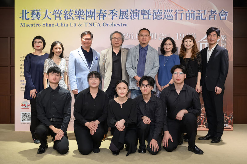 旅德指揮名家呂紹嘉（後左4）5月將領軍北藝大管絃樂團展開德國巡演。呂紹嘉16日表示，「我對這群音樂學子很有信心。」（北藝大音樂系提供）中央社記者趙靜瑜傳真　115年4月16日