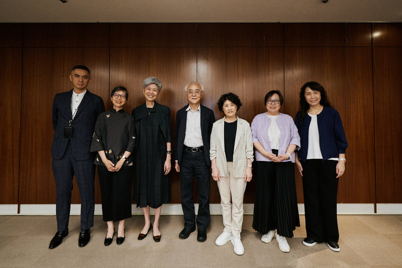 國家表演藝術中心16日舉行台北國家兩廳院、台中國家歌劇院藝術總監交接儀式，新任兩廳院藝術總監邱瑗（右3）與台中歌劇院藝術總監李惠美（右2）上任。國表藝董事長楊其文（左4）也感謝卸任的兩廳院總監劉怡汝（左3）這些年的努力與精采成果。（國表藝提供）中央社記者趙靜瑜傳真  115年4月16日