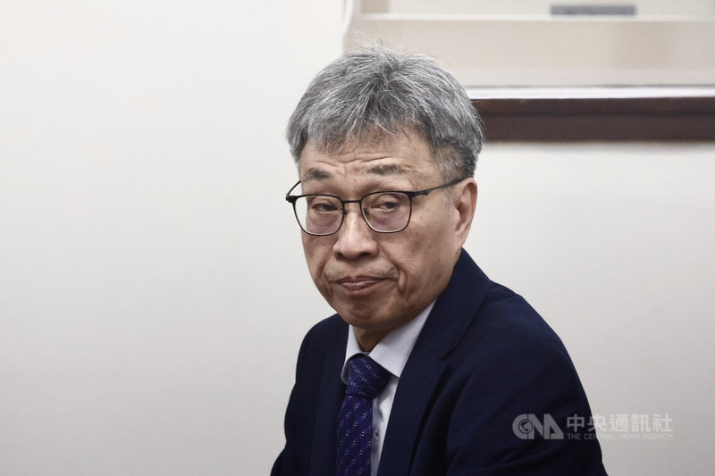 南投縣政府規劃在名間鄉設置垃圾處理再生能源中心，農業部長陳駿季（圖）16日在立法院接受媒體訪問指出，目前未收到地方政府農地變更申請，不過他強調，名間鄉為手搖飲茶葉主要來源，也是石虎與穿山甲活動熱區，呼籲地方政府相關決策時考量農業、動保影響。中央社記者王飛華攝　115年4月16日