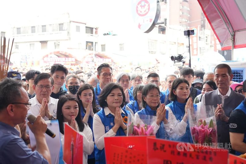 苗栗通霄白沙屯拱天宮媽祖徒步進香，16日上午抵達雲林縣北港鎮，雲林縣長張麗善（前右4）、國民黨立委張嘉郡（前右5）等人到北辰派出所迎駕。中央社記者姜宜菁攝  115年4月16日