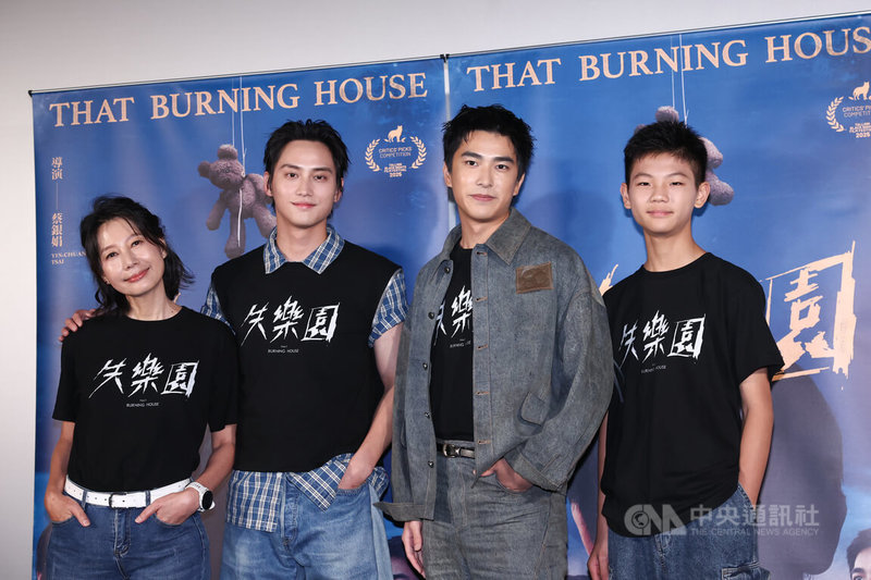 電影失樂園16日在西門町喜樂時代影城舉行宣傳記者會，主要演員丁寧（左起）、范少勳、曾敬驊、洪君昊出席宣傳。中央社記者王騰毅攝  115年4月16日