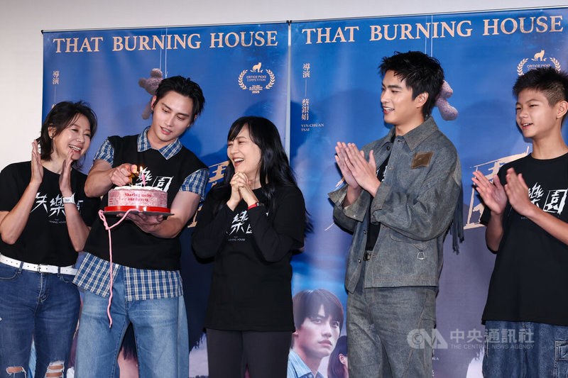 電影失樂園16日在西門町喜樂時代影城舉行宣傳記者會，主要演員丁寧（左起）、范少勳、曾敬驊（右2）、洪君昊（右1）出席宣傳，劇組團隊驚喜送上蛋糕為導演蔡銀娟（中）慶生。中央社記者王騰毅攝  115年4月16日