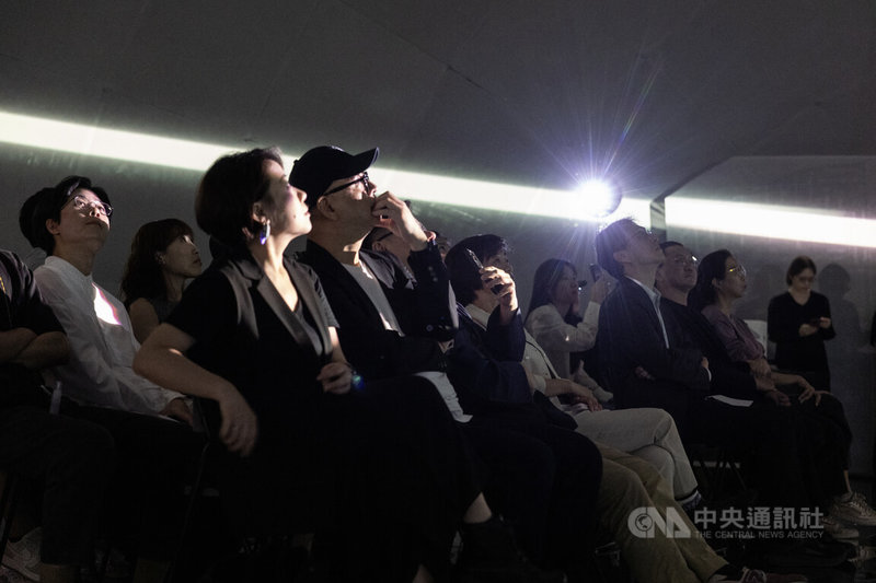 台灣當代文化實驗場16日舉行C-LAB穹頂劇場「FUTURE VISION LAB 2026」實驗展演計畫宣告記者會,與會者體驗沉浸式穹頂影像美學,現場觀眾拿起手機拍照留念。中央社記者趙世勳攝 115年4月16日