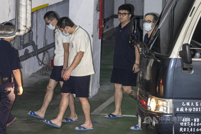 台北市信義警分局福德街派出所副所長李俊良（右1）涉協助富商鍾文智於判刑定讞後潛逃，並偽造95次不實報到紀錄，遭北檢依公務員違法圖利等罪起訴並求刑8年，鍾文智大帳房葉仲清（左1）則涉違反個人資料保護法，16日一同移送台北地方法院審理。中央社記者鄭清元攝　115年4月16日